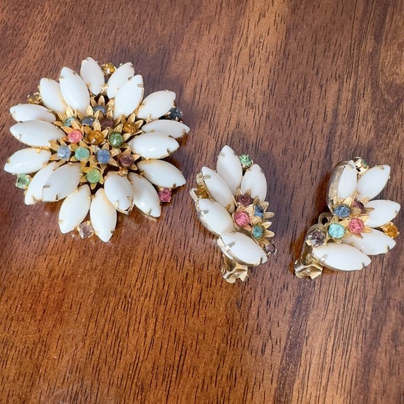 D&E Juliana White Milk Glass Navette Pastel Rhinestone Floral Brooch Earring Set - Picture 3 of 11